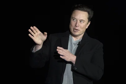 Elon Musk pauses and looks down as he speaks during a press conference at SpaceX's Starbase facility near Boca Chica Village in South Texas on February 10, 2022. - Billionaire entrepreneur Elon Musk delivered an eagerly-awaited update on SpaceX's Starship, a prototype rocket the company is developing for crewed interplanetary exploration. (Photo by JIM WATSON / AFP)<!-- NICAID(15016735) -->