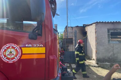 Incendio destroi cozinha em Pelotas<!-- NICAID(16239911) -->