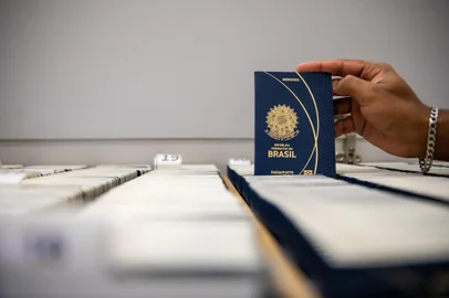 PORTO ALEGRE, RS, BRASIL, 11.06.2024: Como está funcionando a emissão de passaportes no Shopping Praia de Belas. Foto: Camila Hermes/Agencia RBS<!-- NICAID(15786400) -->