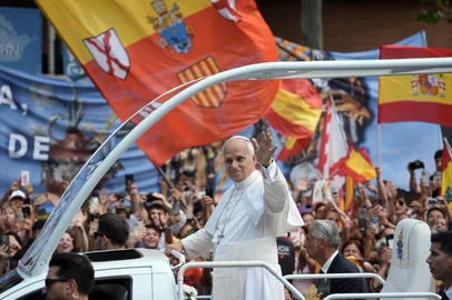 MANAURE QUINTERO / AFP Pope Leo XIV waves as he arrives to lead Holy Mass in the Basilica of the Sagrada Familia and inauguration of the Jesus Christ tower in Barcelona, on June 10, 2026. Pope Leo XIV is visiting Spain June 6-12 with stops in Madrid, Barcelona, and the Canary Islands, where he will meet with migrants and organisations dedicated to helping them. (Photo by Manaure QUINTERO / AFP)<!-- NICAID(16303442) -->