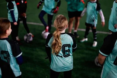 PORTO ALEGRE, RS, BRASIL, 30-09-2026: Escolinha de Duda Luizelli recebe jovens atletas que sonham com a carreira profissional. O amistoso da Seleção Brasileira contra Argentina, que acontecerá em Porto Alegre no dia 10 de outubro irá proporcionar uma proximidade com as atletas da Seleção Brasileira, que jogará pela primeira vez na capital gaúcha. Fotos: Duda Fortes/Grupo RBS<!-- NICAID(16378106) -->