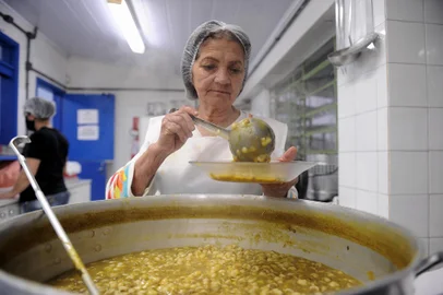 CAXIAS DO SUL, RS, BRASIL, 14/07/2022 - Fotos da merendeira da Escola Rosário de São Francisco, Maria Terezinha Rochel Nunes, 55 anos, a Tere, há 12 anos na escola. (Marcelo Casagrande/Agência RBS)<!-- NICAID(15148598) -->
