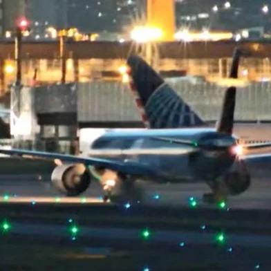 Avião aborta decolagem já na subida e assusta passageiros em SP <!-- NICAID(16226623) -->