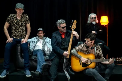 Tenente Cascavel, banda formada pelos ícones da história da música gaúcha, ex-integrantes de duas das principais bandas da história do rock gaúcho: TNT e Os Cascavelletes. : Tchê Gomes, Frank Jorge, Márcio Petracco, Paulo Arcari e Fábio Ly.<!-- NICAID(15844992) -->