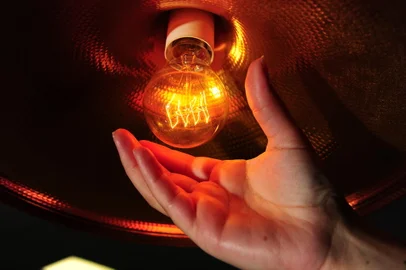 CAXIAS DO SUL, RS, BRASIL, 30/06/2021. Os reajustes nas contas de luz afetam o bolso do consumidor. Nesta semana, a Agência Nacional de Energia Elétrica (Aneel) aprovou o reajuste na bandeira tarifária vermelha patamar 2 — esse adicional é aplicado por causa do aumento do custo de produção de energia. A cobrança extra passou de R$ 6,24 para R$ 9,49 a cada 100 kWh consumidos, uma alta de 52%. (Porthus Junior/Agência RBS)<!-- NICAID(14822401) -->