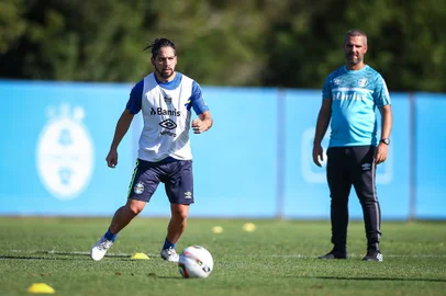 Pre-Temporada Gremio 2022RS - FUTEBOL/ PRE-TEMPORADA GREMIO 2022 - ESPORTES - Jogadores do Gremio realizam treinamento técnico durante a tarde desta segunda-feira, no CT Presidente Helio Dourado, na Pre-Temporada 2022. FOTO: LUCAS UEBEL/GREMIO FBPANa foto: Martín Benítez e o preparador físico Reverson Pimentel