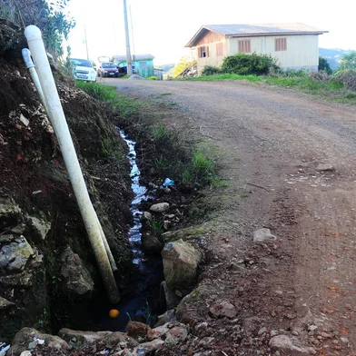CAXIAS DO SUL, RS, BRASIL, 19/06/2023. Moradores do Loteamento Recanto das Cascatas, no bairro Ana Rech,  pedem por infraestrutura na localidade. Na foto, esgoto a céu aberto. (Porthus Junior/Agência RBS)<!-- NICAID(15461835) -->