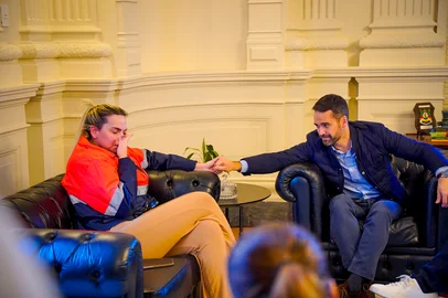 Prefeita de Eldorado do Sul, Juliana Carvalho, ao lado do governador Eduardo Leite, chorando após o conselheiro do Tribunal de Contas do Estado (TCE-RS), Estilac Xavier, suspender o pregão para contratar a empresa que atualizaria o projeto do dique da cidade. <!-- NICAID(16069182) -->