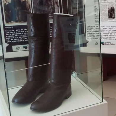 Abertura de exposição em Nova Palma.As botas do gigante deixaram temporariamente o Museu de História Julio de Castilhos, em Porto Alegre. O icônico calçado ficará em exposição por três meses em Nova Palma, na Região Central, onde nasceu Francisco Ângelo Guerreiro, um jovem de 2,17m.As botas tamanho 58, com 38 centímetros de solado, ficarão até outubro na exposição No Caminho dos Gigantes, no Museu Histórico de Nova Palma (Rua Almirante Tamandaré, 520).  A mostra resgata a história do ilustre nova-palmense. Ela também conta com fósseis da megafauna encontrados no território municipal, cedidos pelo Centro de Apoio à Pesquisa Paleontológica da Quarta Colônia. A inauguração ocorreu na noite de terça-feira (22).<!-- NICAID(16086030) -->
