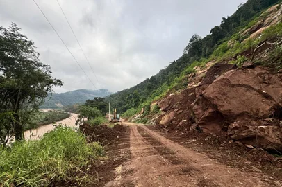 Estrada que conecta Cotiporã e Dois Lajeados é liberada em meia pista; obras de desobstrução devem terminar no sábado <!-- NICAID(16054548) -->
