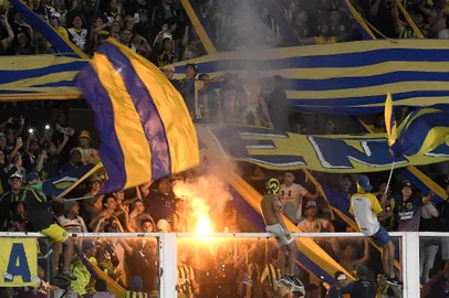 (FILES) Fans of Rosario Central cheer for their team before the start of the Argentine Professional Football League Cup semifinal football match between River Plate and Rosario Central at the Mario Kempes stadium in Cordoba, Argentina, on December 9, 2023. The leader of Rosario Central's "barra brava" Andrés "Pillín" Bracamonte, 53 and his main collaborator Daniel "Rana" Atardo, 55, were shot dead on November 9, 2024 near the Gigante de Arroyito stadium in Rosario after an Argentine League match, the police and the prosecutor's office of the province of Santa Fe confirmed on November 10, 2024. (Photo by Diego Haliasz / AFP)Editoria: SPOLocal: CórdobaIndexador: DIEGO HALIASZSecao: soccerFonte: AFPFotógrafo: STR<!-- NICAID(15911006) -->