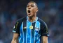 Entre aplausos e poses, como foi a noite de Carlos Vinícius, o protagonista do Gre-Nal 454
