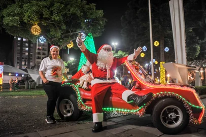 CAXIAS DO SUL, RS, BRASIL, 14/12/2023. Decoração de natal da Praça Dante Alighieri, na foto, Papai Noel Bráulio Boaventura Reis (Neimar De Cesero/Agência RBS)Indexador: NEIMAR DE CESERO<!-- NICAID(15627290) -->
