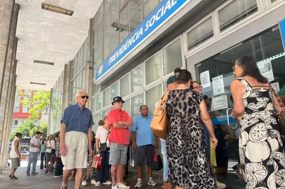 Mesmo após passar por manutenção, o sistema do Instituto Nacional do Seguro Social (INSS) continua a causar transtornos aos beneficiários. Nesta terça-feira (3), primeiro dia útil após retorno, filas se formaram na agência do Insituto na Jerônimo Coelho, no centro histórico de Porto Alegre.<!-- NICAID(16217521) -->