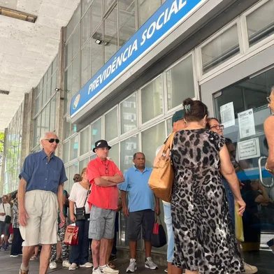 Mesmo após passar por manutenção, o sistema do Instituto Nacional do Seguro Social (INSS) continua a causar transtornos aos beneficiários. Nesta terça-feira (3), primeiro dia útil após retorno, filas se formaram na agência do Insituto na Jerônimo Coelho, no centro histórico de Porto Alegre.<!-- NICAID(16217521) -->
