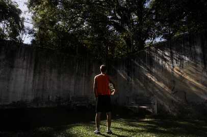 Porto Alegre, RS, Brasil, 13-05-2025: Adolescente que pratica futebol. Jovens que cumprem medida socioeducativa durante prática esportiva no CASE PC - Centro de Atendimento Socioeducativo Padre Cacique, na Fase. Foto: Mateus Bruxel / Agência RBSIndexador: MATEUS BRUXEL<!-- NICAID(16037629) -->