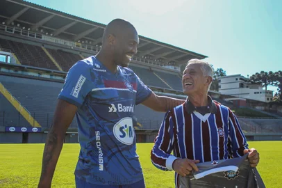 camisa foi entregue pelo goleiro andré lucas. Na última partida, diante do Oeste, no Estádio Centenário, torcedor foi flagrado chorando com a classificação grená<!-- NICAID(15163907) -->