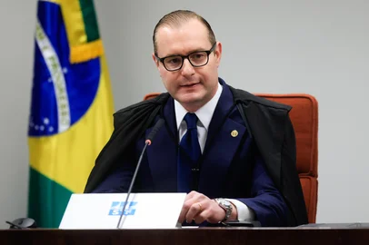 Ministro Cristiano Zanin no julgamento da ação penal sobre a tentativa de golpe de EstadoDF - BOLSONARO/STF/JULGAMENTO/CRISTIANO ZANIN - POLÍTICA - O ministro Cristiano Zanin, presidente da Primeira Turma do Supremo Tribunal Federal (STF), na abertura da sessão na qual a ministra Cármen Lúcia lê seu voto durante o julgamento da ação penal sobre a tentativa de golpe de Estado, que pode condenar o ex-presidente Jair Bolsonaro (PL) e outros sete réus, que incluem seus ex-auxiliares e militares de alta patente, em Brasília (DF), na tarde desta quinta-feira, 11 de setembro de 2025.  11/09/2025 - Foto: WILTON JUNIOR/ESTADÃO CONTEÚDOEditoria: POLÍTICALocal: BRASÍLIAIndexador: WILTON JUNIORFonte: ESTADAO CONTEUDOFotógrafo: ESTADÃO CONTEÚDO<!-- NICAID(16122248) -->
