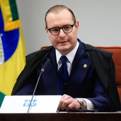 Ministro Cristiano Zanin no julgamento da ação penal sobre a tentativa de golpe de EstadoDF - BOLSONARO/STF/JULGAMENTO/CRISTIANO ZANIN - POLÍTICA - O ministro Cristiano Zanin, presidente da Primeira Turma do Supremo Tribunal Federal (STF), na abertura da sessão na qual a ministra Cármen Lúcia lê seu voto durante o julgamento da ação penal sobre a tentativa de golpe de Estado, que pode condenar o ex-presidente Jair Bolsonaro (PL) e outros sete réus, que incluem seus ex-auxiliares e militares de alta patente, em Brasília (DF), na tarde desta quinta-feira, 11 de setembro de 2025.  11/09/2025 - Foto: WILTON JUNIOR/ESTADÃO CONTEÚDOEditoria: POLÍTICALocal: BRASÍLIAIndexador: WILTON JUNIORFonte: ESTADAO CONTEUDOFotógrafo: ESTADÃO CONTEÚDO<!-- NICAID(16122248) -->