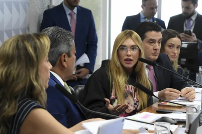 CPI das BETS (CPIBETS) realiza reuniÃ£o para ouvir depoimento de testemunhas. A comissÃ£o tem a finalidade de investigar, no prazo de cento e trinta dias, a crescente influÃªncia dos jogos virtuais de apostas online no orÃ§amento das famÃ­lias brasileiras, alÃ©m da possÃ­vel associaÃ§Ã£o com organizaÃ§Ãµes criminosas envolvidas em prÃ¡ticas de lavagem de dinheiro, bem como o uso de influenciadores digitais na promoÃ§Ã£o e divulgaÃ§Ã£o dessas atividades. Mesa: relatora da CPIBETS, senadora Soraya Thronicke (Podemos-MS); presidente da CPIBETS, senador Dr. Hiran (PP-RR). apresentadora, influenciadora e empresÃ¡ria Virginia Pimenta da Fonseca SerrÃ£o Costa;advogado da depoente.Foto: Edilson Rodrigues/AgÃªncia Senado<!-- NICAID(16035857) -->