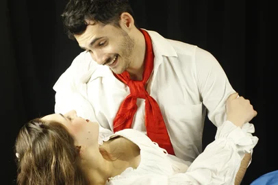 Guilherme Nunes / Divulgação Trupe Arteira de Teatro, de Pelotas, montou versão gaúcha de Romeu e Julieta<!-- NICAID(16361732) -->