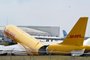A DHL cargo plane is seen after emergency landing at the Juan Santa Maria international airport due to a mechanical problem, in Alajuela, Costa Rica, on April 7, 2022. - The two crew members onboard the plane escaped unharmed. (Photo by Ezequiel BECERRA / AFP)Editoria: DISLocal: AlajuelaIndexador: EZEQUIEL BECERRASecao: accident (general)Fonte: AFPFotógrafo: STR<!-- NICAID(15063371) -->