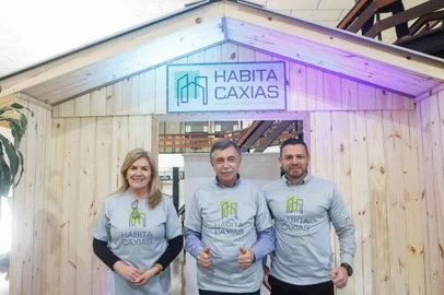 Prefeito Adiló Didomenico, vice Paula Ioris, presidente e secretário Wagner Petrini no lançamento do Habita Caxias.<!-- NICAID(15519870) -->