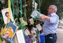 Conheça a "árvore de livros" da praça central de Guaporé