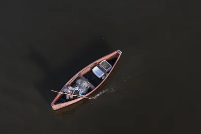 RIO GRANDE, RS, BRASIL - 2025.04.15 - Safra do camarão decepciona pescadores em Rio Grande, no sul do Estado. Em 2025, a captura começou em fevereiro e segue até o fim de maio, com expectativa de ser uma temporada melhor do que em 2024, o que não ocorreu. Prefeitura estima safra 50% abaixo do esperado. Segundo especialistas, enchente de maio de 2024 foi a responsável pelo resultado ruim até o momento. (Fotos: André Ávila/ Agência RBS)Local: Lagoa dos Patos<!-- NICAID(16018956) -->