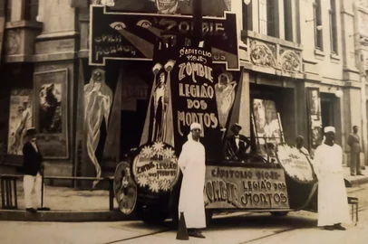 Fotografia da fachada externa do cinema Capitólio com a divulgação artesanal, pintada pelos cartazistas, do filme Zombie – Legião dos mortos (EUA, 1932), em abril de 1933. A Cinemateca Capitólio inaugura em 11 de agosto de 2025 a exposição Os Trabalhadores do Cinema Capitólio, que ficará aberta à visitação gratuita até 11 de fevereiro de 2026. A mostra, que faz uma homenagem aos ex-funcionários, tem pesquisa e curadoria da historiadora Alice Dubina Trusz.O projeto reúne documentação administrativa e contábil preservada, fotografias, memórias orais e anúncios publicitários. A exposição apresenta as profissões essenciais para o funcionamento dos antigos cinemas de rua.  <!-- NICAID(16138444) -->
