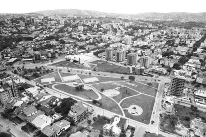 Vista aérea de Porto Alegre.Vista aérea do bairro Bela Vista tirada de cima da torre da Embratel, em 1990.Envelope: 89923<!-- NICAID(5336671) -->