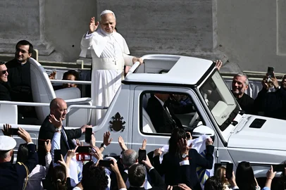Pope Leo XIV greets the crowd from the popemobile before a Holy mass for the beginning of his pontificate, in St Peter's square in The Vatican on May 18, 2025. (Photo by Filippo MONTEFORTE / AFP)<!-- NICAID(16041746) -->