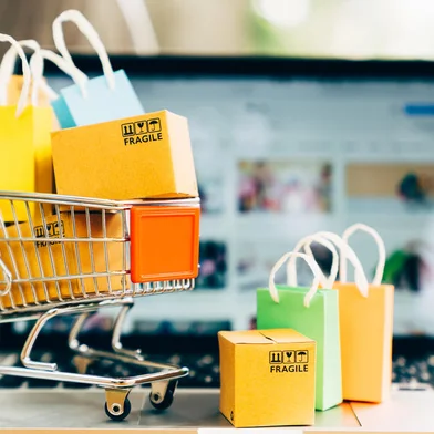 Product package boxes and shopping bag in cart with laptop computer which web store shop on screen for online shopping and delivery conceptFonte: 241431868<!-- NICAID(14330622) -->