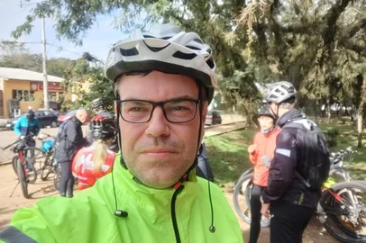 O defensor público Tiago Rodrigo dos Santos, convive com a doença há 15 anos. Diagnosticado aos 29 anos, enfrentou desafios até obter o diagnóstico correto da EM Seus primeiros sintomas surgiram dois anos antes, com a visão embaçada. Após vários exames e tratamentos sem sucesso, ele finalmente recebeu o diagnóstico de esclerose múltipla.<!-- NICAID(15847294) -->