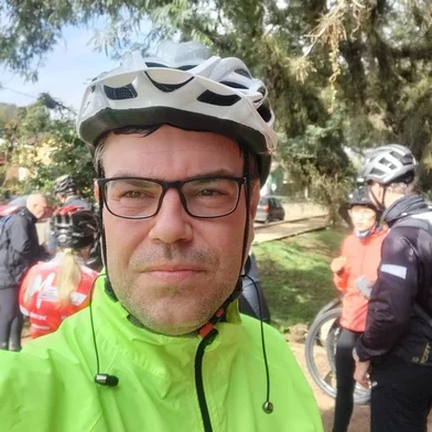 O defensor público Tiago Rodrigo dos Santos, convive com a doença há 15 anos. Diagnosticado aos 29 anos, enfrentou desafios até obter o diagnóstico correto da EM Seus primeiros sintomas surgiram dois anos antes, com a visão embaçada. Após vários exames e tratamentos sem sucesso, ele finalmente recebeu o diagnóstico de esclerose múltipla.<!-- NICAID(15847294) -->