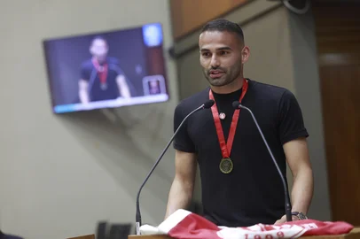 André Ávila / Agencia RBS PORTO ALEGRE, RS, BRASIL, 14-11-2025: . Thiago Maia, volante do Inter, recebe título de Cidadão de Porto Alegre. Jogador de 28 anos foi reconhecido por ajuda aos atingidos pela enchente do ano passado. A homenagem ao volante do Inter, proposta por Marcos Felipi (Cidadania), foi aprovada por unanimidade na Câmara de Vereadores da Capital. (Foto: André Ávila/Agência RBS)<!-- NICAID(16167883) -->