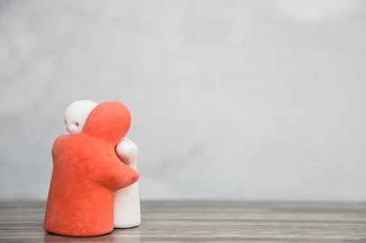 Hugging on blur background relationship concept.Fonte: 236595510<!-- NICAID(15806643) -->