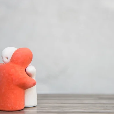 Hugging on blur background relationship concept.Fonte: 236595510<!-- NICAID(15806643) -->