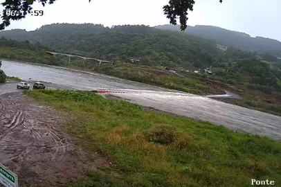 Divulgação Prefeitura de Bento Gonçalves / Imagem do videomonitoramento local A ponte sobre o Rio das Antas, que liga Bento Gonçalves e Cotiporã está interditada neste momento.A medida foi necessária devido à elevação do nível das águas, que tornou a travessia insegura e impraticável para todos os tipos de veículos.<!-- NICAID(16163508) -->