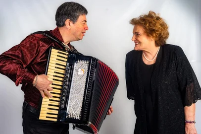 Manter vivas as raízes ítalo-gaúchas, revivendo memórias afetivas junto ao público da terceira idade e apresentando músicas folclóricas para as novas gerações. Esse é o propósito da dupla Ermi e Domenica, que lança seu primeiro EP nesta segunda (18), no YouTube. Intitulado "Cruzando Fronteiras", o trabalho reúne cinco faixas autorais, percorrendo ritmos como valsa, marcha e chamamé.<!-- NICAID(15543569) -->