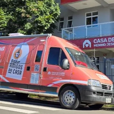 A Casa de Saúde Menino Jesus de Praga procura alternativas para ampliar a arrecadação e dar sequência no serviço prestado há 42 anos. Trata-se do Bazar Amigos da Casa - uma das principais fontes de receita -, que será levado para diversos bairros de Porto Alegre por meio de um furgão móvel adaptado para a função.<!-- NICAID(16324835) -->