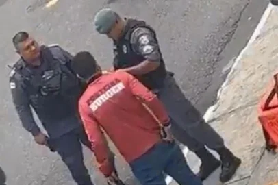 Juíza flagra policiais rasgando CNH de motoboy durante abordagem<!-- NICAID(15219051) -->