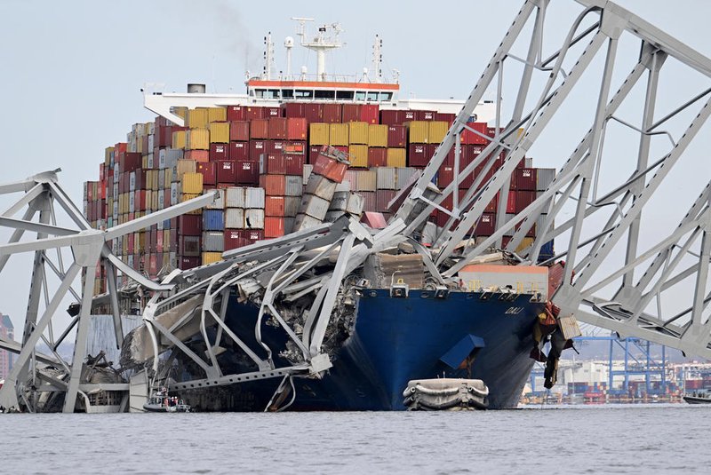 The steel frame of the Francis Scott Key Bridge lies in the water after it collapsed in Baltimore, Maryland, on March 26, 2024. The bridge collapsed early March 26 after being struck by the Singapore-flagged Dali container ship, sending multiple vehicles and people plunging into the frigid harbor below. There was no immediate confirmation of the cause of the disaster, but Baltimore's Police Commissioner Richard Worley said there was "no indication" of terrorism. (Photo by ROBERTO SCHMIDT / AFP)Editoria: DISLocal: BaltimoreIndexador: JIM WATSONSecao: accident (general)Fonte: AFPFotógrafo: STF<!-- NICAID(15716610) -->