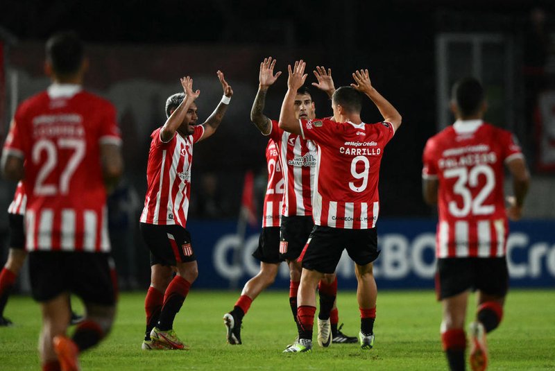 Estudiantes' forward Guido Carrillo celebrates with teammates after scoring during the Copa Libertadores group stage first leg football match between Argentina's Estudiantes de La Plata and Bolivia's The Strongest at the Jorge Luis Hirschi Stadium in La Plata, Argentina, on April 9, 2024. (Photo by Luis ROBAYO / AFP)Editoria: SPOLocal: La PlataIndexador: LUIS ROBAYOSecao: soccerFonte: AFPFotógrafo: STF<!-- NICAID(15737834) -->