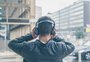 Estudo estima que mais de 1 bilhão de jovens estão sob risco por uso de fone e música alta