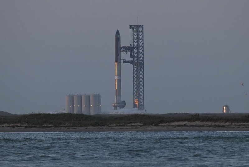 FThe SpaceX Starship rocket stands on the launchpad ahead of its scheduled launch from the SpaceX Starbase in Boca Chica as seen from South Padre Island, Texas on April 17, 2023. - SpaceX is counting down to the first test flight on April 17 of Starship, the most powerful rocket ever built, designed to send astronauts to the Moon and Mars and beyond. (Photo by Patrick T. Fallon / AFP)Editoria: SCILocal: South Padre IslandIndexador: PATRICK T. FALLONSecao: space programmeFonte: AFPFotógrafo: STF<!-- NICAID(15404725) -->