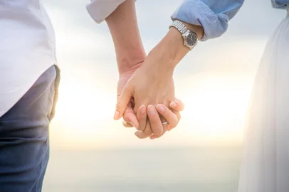 Couple holding hands<!-- NICAID(15618104) -->
