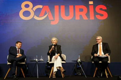Candidatos à poresidência do Tribunald e Justiça, Antonio Vinicius amaro da Silveira e Eduardo Ulhein debatem no congresso de magistrados com mediação davice-presidente Administrativa da AJURIS, Helena Ruppenthal Cunha<!-- NICAID(16127873) -->