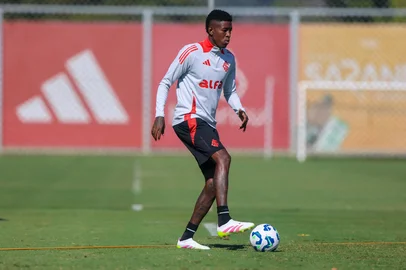 PORTO ALEGRE, RS, BRASIL, 01-05-2025: O zagueiro Vitão participa de treino do Inter no CT Parque Gigante. (Ricardo Duarte/Inter/Divulgação).<!-- NICAID(16029183) -->
