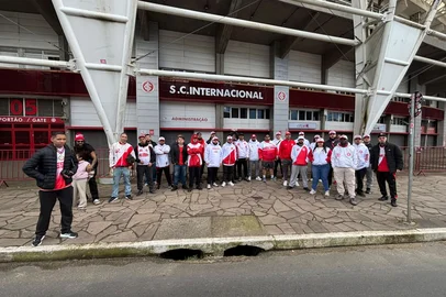Saimon Bianchini / Agência RBS Protesto da torcida do Inter no Beira-Rio<!-- NICAID(16360747) -->